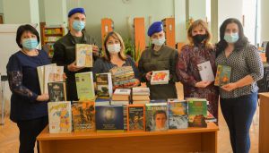 Подарували гвардійцям книжки